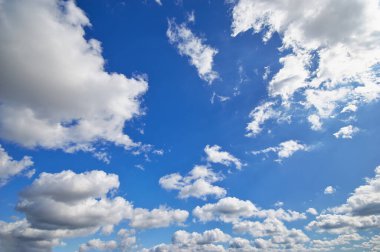 Koyu mavi gökyüzü güneşli bir günde