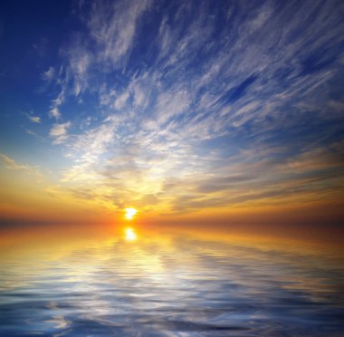 Denizde güzel bir gün batımı. Deniz Burnu. Doğa bileşimi