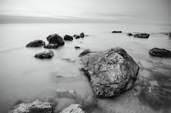 Скалы на побережье — стоковое фото