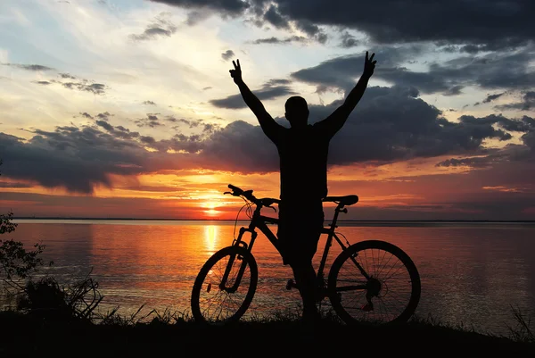 Silhouette of a man with a mountain bike Royalty Free Stock Photos