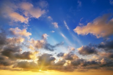 Denizde güzel bir gün batımı.