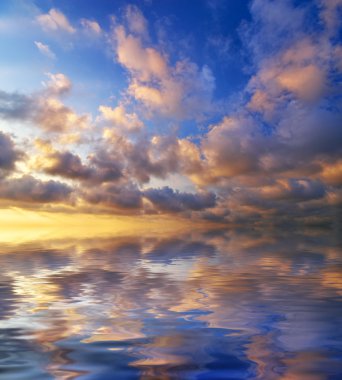 Denizde güzel bir gün batımı.