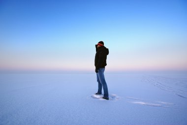 adam ve kış. doğa kompozisyon.
