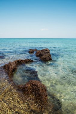Deniz kıyı ile temiz su ve kayalar, deniz manzarası