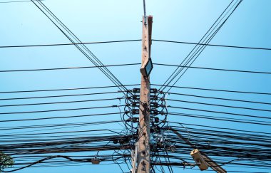 Elektrik direği ile dağınık elektrik kabloları ve sokak ışık ve güvenlik fotoğraf makinesi