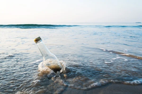 Botella en la playa, enfoque selectivo en botella — Foto de Stock