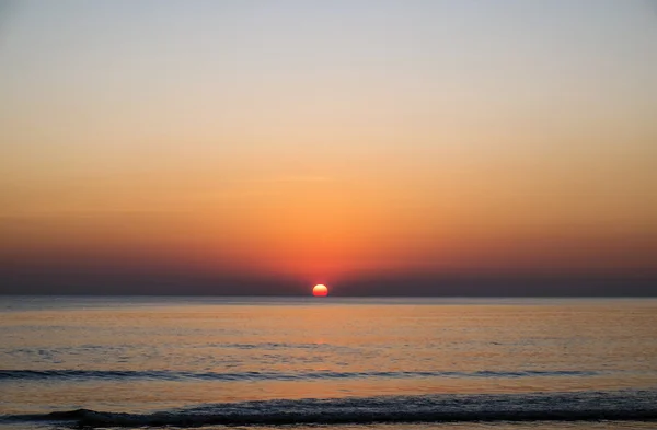 Pôr do sol na praia no verão — Fotografia de Stock