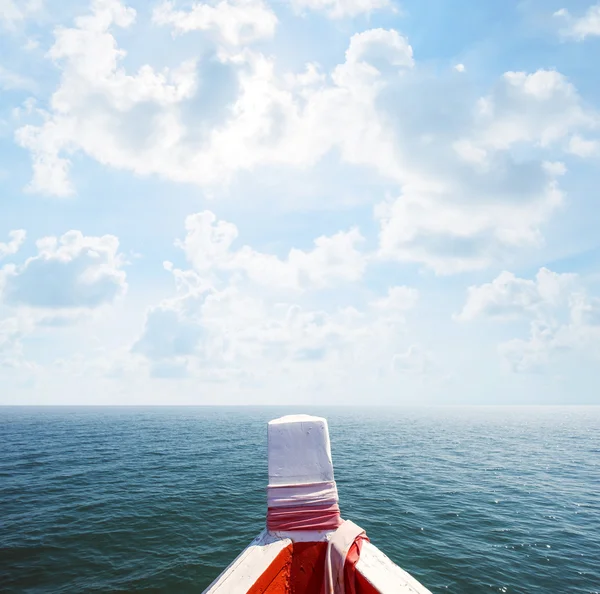 Zwevende boot op de prachtige oceaan en blauwe hemel — Stockfoto