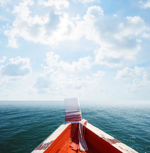 Zwevende boot op de prachtige oceaan en blauwe hemel — Stockfoto