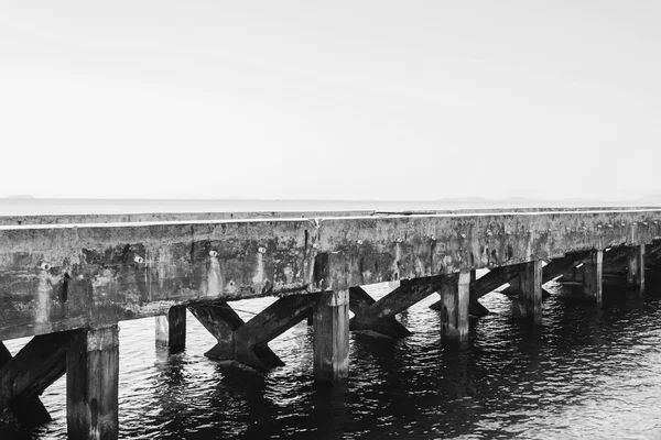 Alter Grunge-Betonhafen, Fußweg, schwarz-weiß — Stockfoto