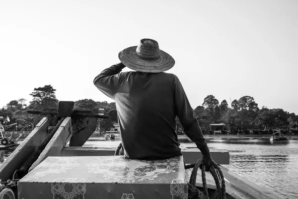 Visão traseira guia de pescador local segurando corda, costas e branco — Fotografia de Stock
