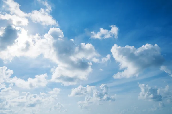 Голубое небо и облака с солнцем позади клоуна — стоковое фото
