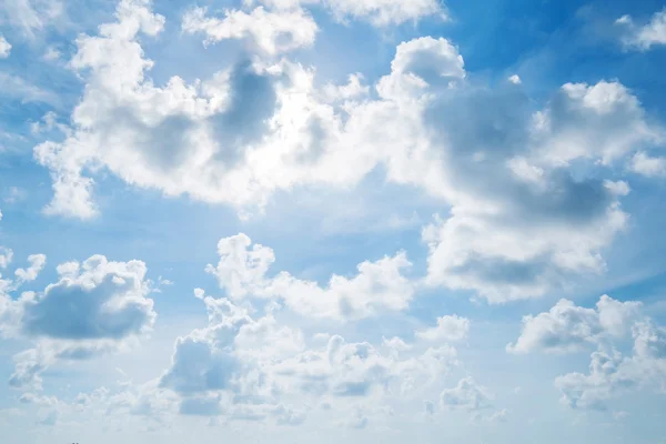 Cielo azul y nubes con sol detrás de clous — Foto de Stock