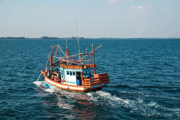 RAYONG, TAILÂNDIA - 2 JAN - Barco de pesca não identificado com passageiros viajantes que navegam no oceano em Rayong, Tailândia, em 2 de janeiro de 2016 — Fotografia de Stock