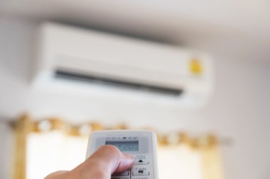 Yakın çekim el Klima, seçici odak uzaktan kumanda kullanarak