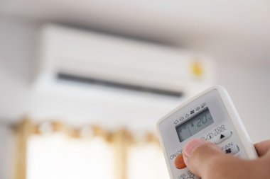 Yakın çekim el Klima, seçici odak uzaktan kumanda kullanarak