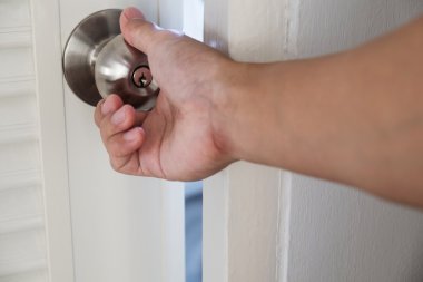 Yakın çekim el seçici odak tutarak kapı kolu, kapı biraz, açma