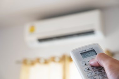 Yakın çekim el Klima, seçici odak uzaktan kumanda kullanarak