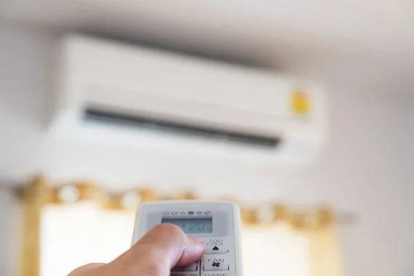 Yakın çekim el Klima, seçici odak uzaktan kumanda kullanarak