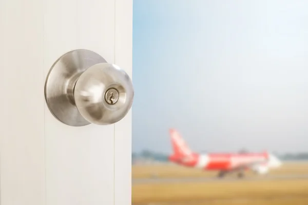 Abertura da porta com avião desfocado turvo, conceito de viagem ao exterior, férias e etc. . — Fotografia de Stock