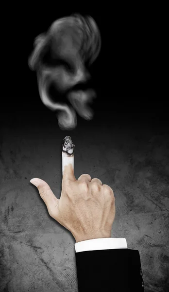 Sigara dumanı, Sigara öldürür kavramı ile yanma ile el — Stok fotoğraf