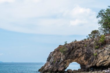 Cliff Koh Kai Island, Tayland tarihinde doğal kemer ile