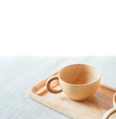  Ahşap Kupası ve fincan tabağı üzerinde beyaz kopya alanı ile gri Tekstil