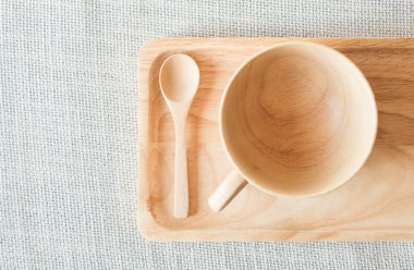 Ahşap bardak ve kaşık gri Tekstil üzerinde uçan daire ile