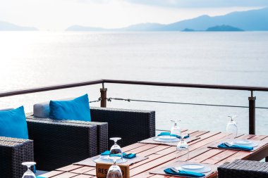Tropikal Plajı'nda ayrılmış plaka ile akşam yemeği için Tablo ayarı 