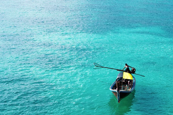 Barco de madeira no belo oceano na ilha de Lipe, Tailândia — Fotografia de Stock