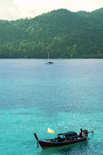 Bateau en bois sur le magnifique océan de l'île de Lipe, Thaïlande — Photo