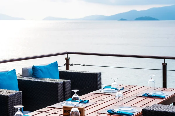 Table setting for dinner with reserved plate at tropical beach — Stock Photo, Image