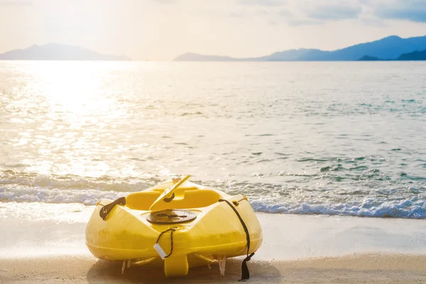 Kayak en playa tropical al atardecer, tono vintage — Foto de Stock