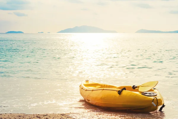 Kayak sur la plage tropicale au coucher du soleil, ton vintage — Photo