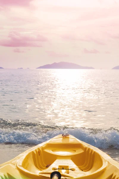 열 대 해변, 파스텔 빈티지 음색에 뱃머리를 카약 — 스톡 사진