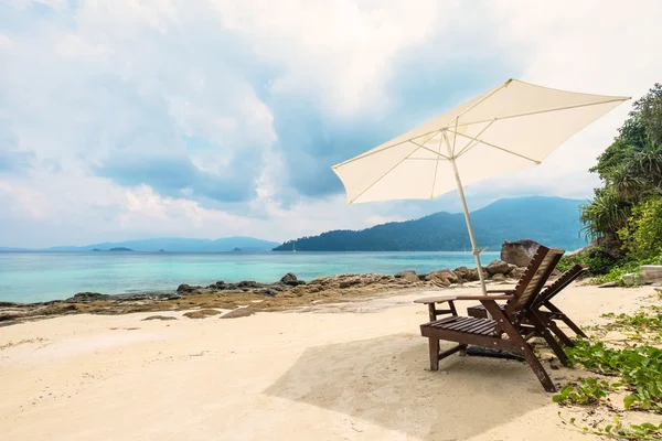 Cadeiras de praia com guarda-sol na praia, férias. — Fotografia de Stock
