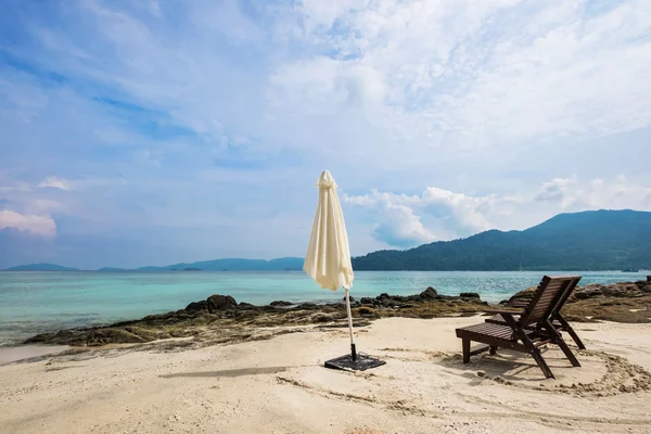 Cadeiras de praia na praia com guarda-sol pela manhã — Fotografia de Stock