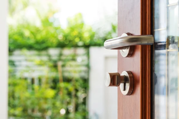 Fermer ouverture de porte en bois avec fond de jardin flou — Photo