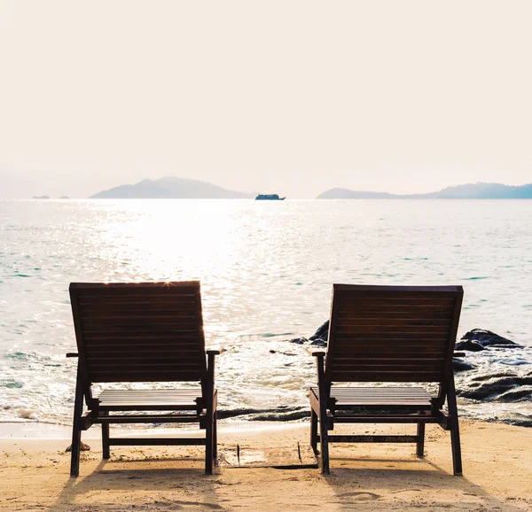 Sillas para parejas en la playa al atardecer, vacaciones vacaciones concepto de hora de verano — Foto de Stock