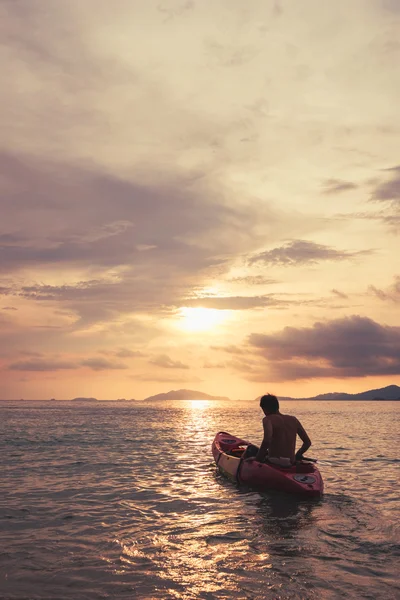 Un gars en kayak bateau au coucher du soleil, ton vintage, concept abstrait — Photo