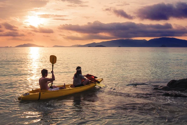 Couple kayak au coucher du soleil, vacances vacances d'été, rencontres, romantique, romantique, ton vintage — Photo