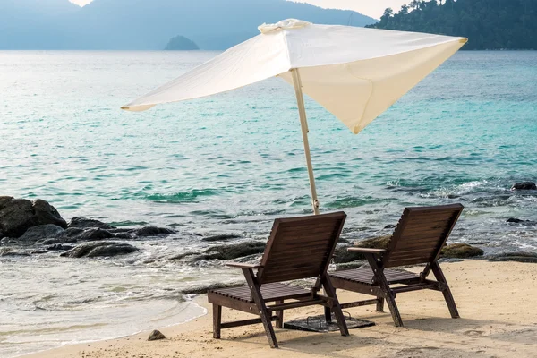 Cadeiras de praia com guarda-sol na praia, férias. — Fotografia de Stock
