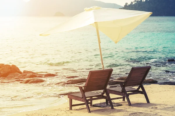 Sillas de playa con sombrilla en la playa, enfoque suave, tono vintage — Foto de Stock