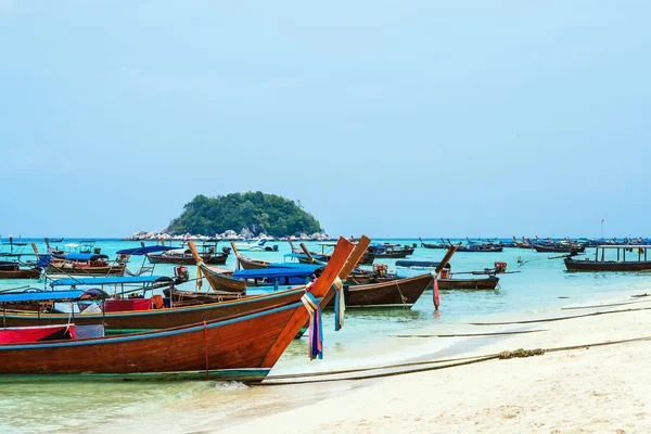 Barcos de passageiros na praia na ilha de Lipe, Tailândia — Fotografia de Stock