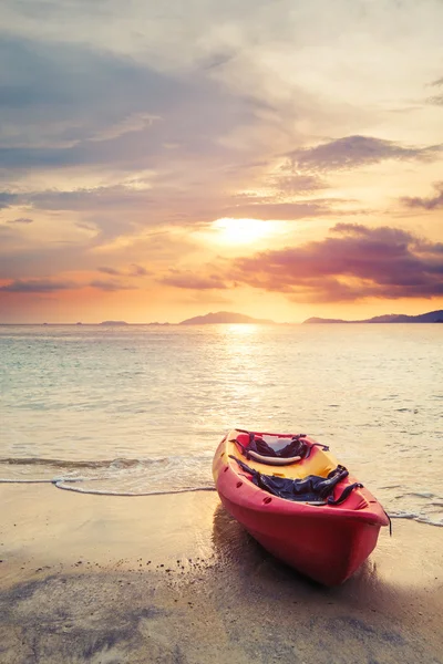 Kumsalda gün batımı kayık