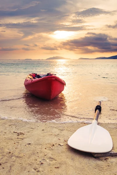 Каяк на пляжі на захід сонця — стокове фото