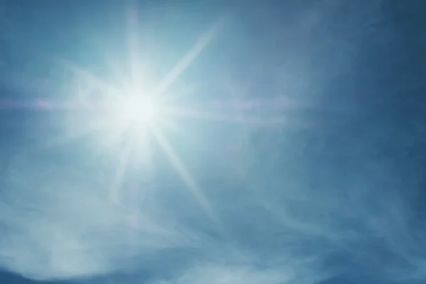 푸른 하늘에 빛나는 태양 렌즈 플레어 — 스톡 사진