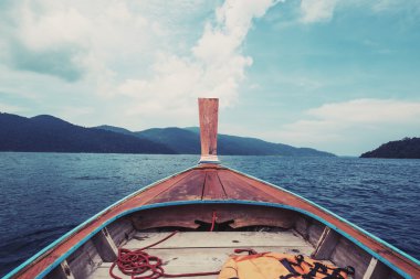 Tayland, vintage sesi tropikal okyanus üzerinde yüzen tekne