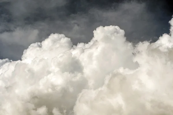 Cielo oscuro con nubes en tormenta día lluvioso — Foto de Stock