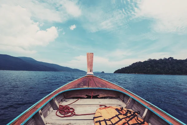 Bateau flottant sur l'océan tropical en Thaïlande, ton vintage — Photo